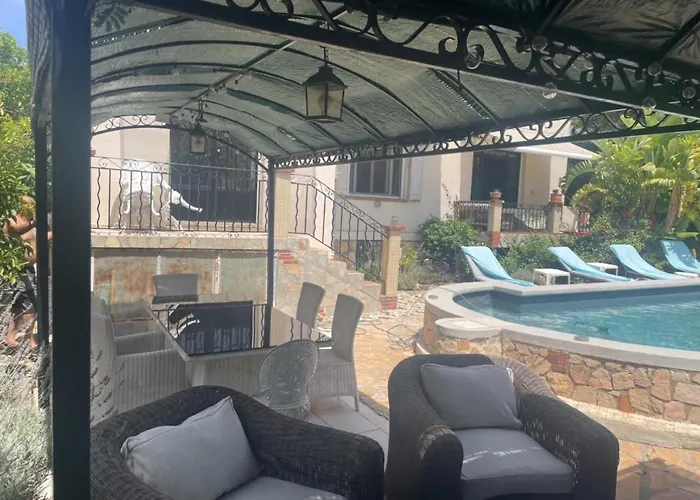 Bel Spacieux Et Lumineux Climatise De 120m2 Dans Avec Piscine