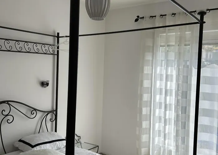 Bel Spacieux Et Lumineux Climatise De 120m2 Dans Avec Piscine *