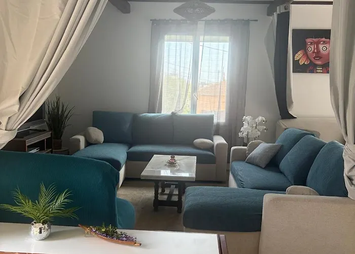 Bel Spacieux Et Lumineux Climatise De 120m2 Dans Avec Piscine 公寓