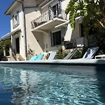 Bel Spacieux Et Lumineux Climatise De 120m2 Dans Avec Piscine Антиб