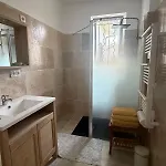 Bel Spacieux Et Lumineux Climatise De 120m2 Dans Avec Piscine אנטיב