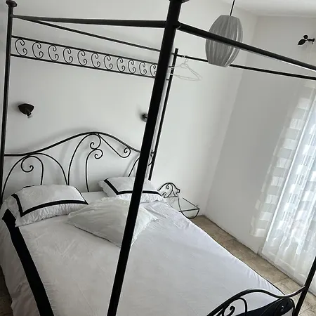 Bel Spacieux Et Lumineux Climatise De 120m2 Dans Avec Piscine 아파트 앙티브