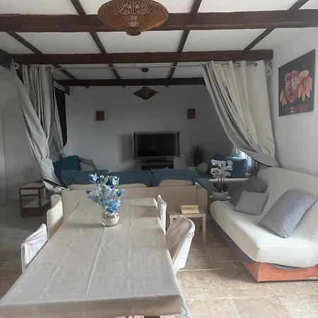 Bel Spacieux Et Lumineux Climatisé De 120m2 Dans Avec Piscine Apartamento