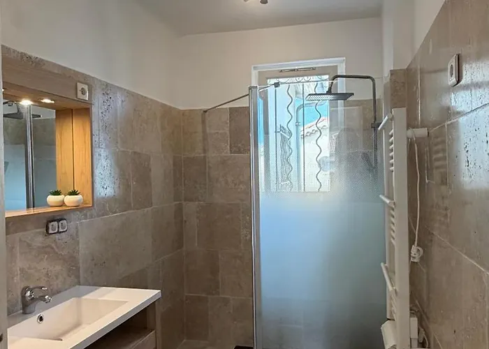 Bel Spacieux Et Lumineux Climatise De 120m2 Dans Avec Piscine Antibes