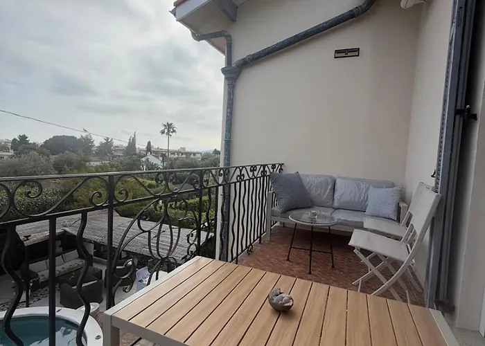 Bel Spacieux Et Lumineux Climatise De 120m2 Dans Avec Piscine