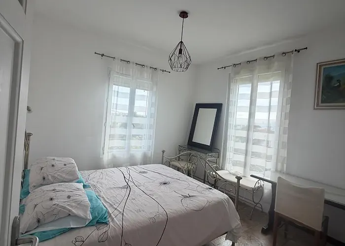 Bel Spacieux Et Lumineux Climatise De 120m2 Dans Avec Piscine Apartment