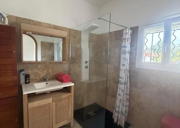 Bel Spacieux Et Lumineux Climatise De 120m2 Dans Avec Piscine