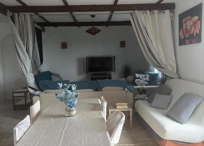 Bel Spacieux Et Lumineux Climatise De 120m2 Dans Avec Piscine Apartment