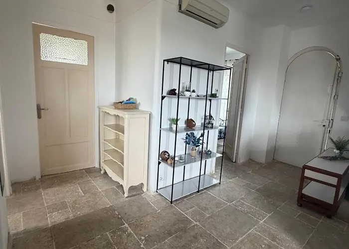 Bel Spacieux Et Lumineux Climatise De 120m2 Dans Avec Piscine *